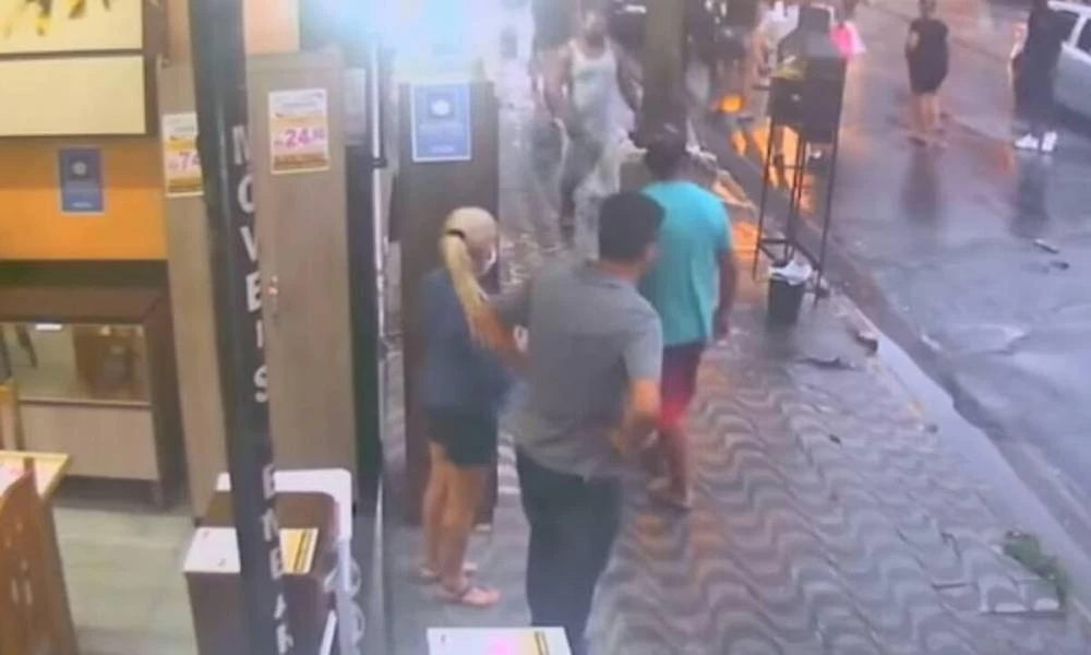 Του κατέβασε τα μούτρα! Μητέρα βγάζει νοκ-άουτ άνδρα που άρπαξε το κινητό της κόρης της (βίντεο)